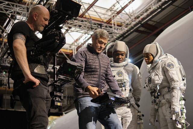 조지 클루니가 영화 <미드나이트 스카이>를 연출하는 모습. 넷플릭스 제공