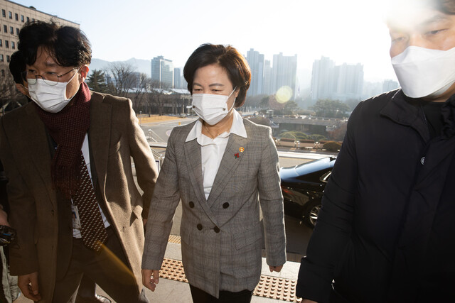 추미애 법무부 장관이 9일 오전 정부과천청사 법무부로 출근하고 있다. 연합뉴스 추미애 법무부 장관이 9일 오전 정부과천청사 법무부로 출근하고 있다. 연합뉴스