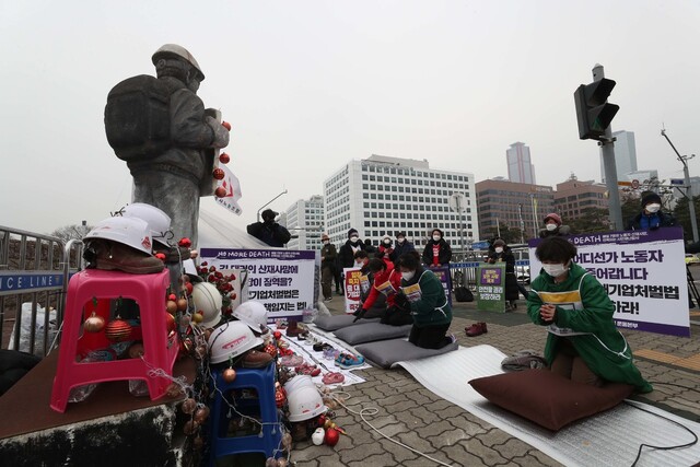 산재사망 유가족 및 시민사회 회원들이 29일 오전 서울 여의도 국회 앞에서 제대로 된 중대재해기업처벌법 제정을 촉구하며 릴레이 2400배를 올리고 있다. 박종식 기자 anaki@hani.co.kr