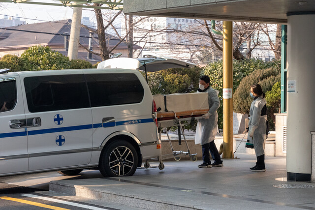 국립중앙의료원에서 코로나19로 희생된 환자의 주검이 운구되고 있다. 박승화 &lt;한겨레21&gt; 기자 eyeshoot@hani.co.kr