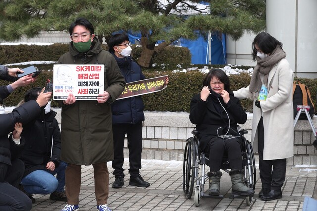 가습기 살균제 사태에 연루돼 재판에 넘겨진 에스케이 케미칼과 애경산업 전직 임원들이 1심에서 무죄를 선고를 받은 12일 오후 서울 서초구 중앙지법 앞에서 가습기 살균제 피해자 조순미 씨가 해당 선고 결과를 부정하며 눈물로 호소하고 있다. 김봉규 선임기자 bong9@hani.co.kr