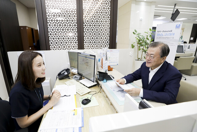 문재인 대통령이 지난 2019년 8월26일 소부장펀드에 가입하는 모습. 청와대 제공