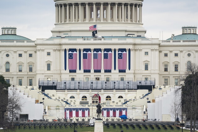 오는 20일(현지시각) 조 바이든 미국 대통령 당선자의 취임식이 열리는 워싱턴의 미 의사당 앞에서 준비가 진행되고 있다. 워싱턴/EPA 연합뉴스