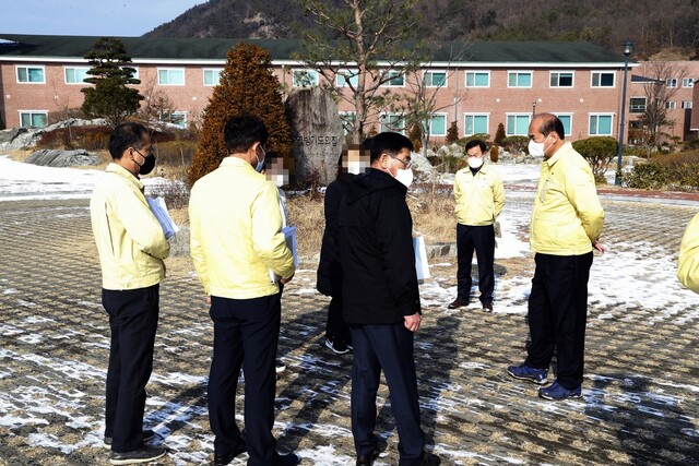 강영석 경북 상주시장(오른쪽)이 지난달 4일 상주시 비티제이(BTJ)열방센터를 찾아 열방센터 관계자들에게 방역 협조를 당부하고 있다. 상주시 제공