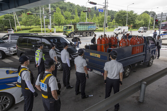 지난 2015년 7월 당시, 경기도 파주시 임진각 인근 도로에서 대북전단 살포행사를 위해 보수단체인 대북전단보내기국민연합 측에서 준비한 전단지, 비닐풍선, 수소통 등을 실은 화물차가 임진각으로 향하던 중 경찰에 제지를 당해 멈춰서 있다. 김성광 기자 flysg2@hani.co.kr