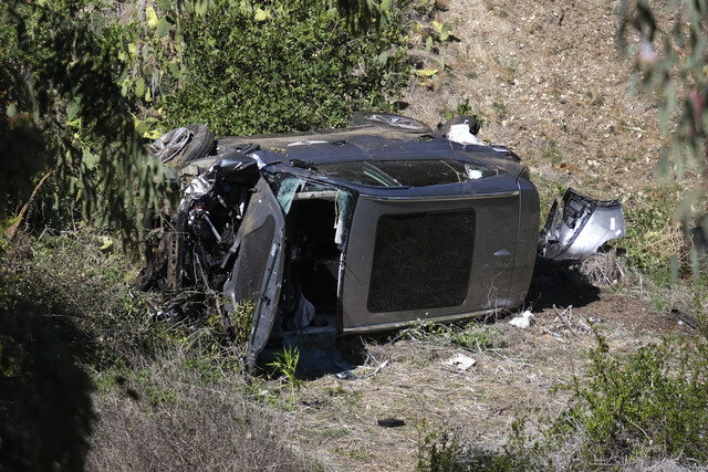 미국 골프 선수 타이거 우즈가 23일(현지시각) 캘리포니아주 로스엔젤레스 카운티에서 혼자서 운전하다가 전복 사고를 당했다. 우즈가 몰던 차량인 제네시스 GV80이 파손돼 있는 모습. AP 연합뉴스
