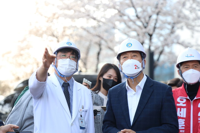 오세훈 국민의힘 서울시장 후보가 1일 서울 중랑구 서울의료원을 방문해 관계자의 설명을 듣고 있다. 오 후보 캠프 제공