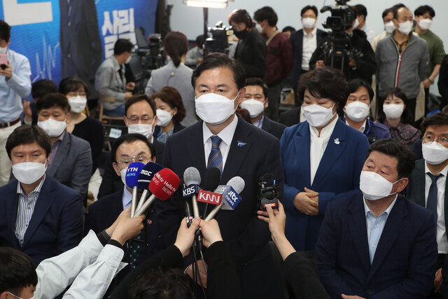 김영춘 더불어민주당 부산시장 후보가 7일 밤 부산 부산진구 선거사무소에서 부산시장 보궐선거 패배를 받아들인다는 입장을 밝히고 있다. 연합뉴스