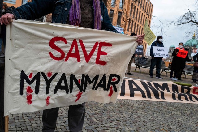 8일(현지시각) 베를린에 있는 독일 외무부 청사 앞에서 시민들이 ‘미얀마를 구하라’는 펼침막을 들고 평화 시위를 하고 있다. 베를린/AFP 연합뉴스