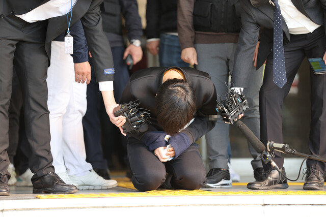 마스크 벗고, 무릎 꿇은 김태현 “살아있는 제가 뻔뻔하다”