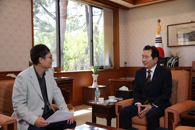 정세균 전 국무총리가 18일 박찬수 <한겨레> 선임논설위원과 인터뷰를 하고 있다. 김봉규 선임기자 bong9@hani.co.kr