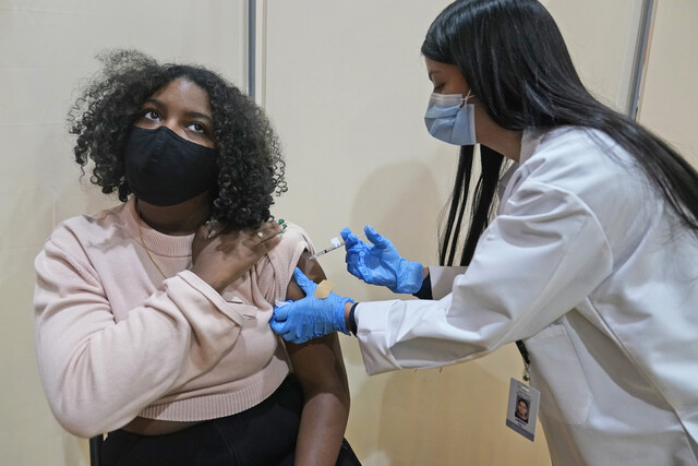 미국 뉴저지주 웨스트 뉴욕에서 19일(현지시각) 17살 케이디 벤추라가 화이자 코로나19 백신 접종을 받고 있다. 미국은 이날부터 16살 이상이면 모두가 백신 접종을 신청할 수 있게 됐다. AP 연합뉴스
