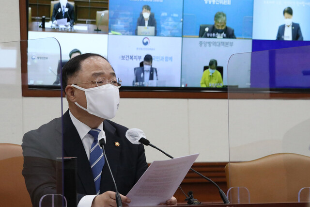 홍남기 국무총리 직무대행이 30일 정부서울청사에서 열린 코로나19 백신·치료제 상황점검회의를 주재하고 있다. 연합뉴스