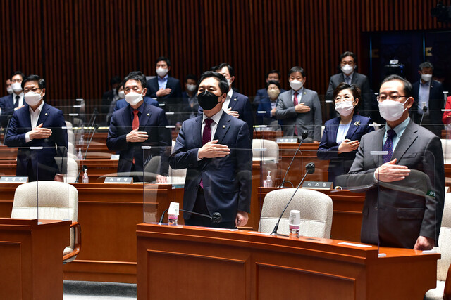 12일 오후 국회에서 열린 국민의힘 의원총회에서 김기현 대표 권한대행 겸 원내대표(가운데)와 의원들이 국민의례를 하고 있다. 공동취재사진