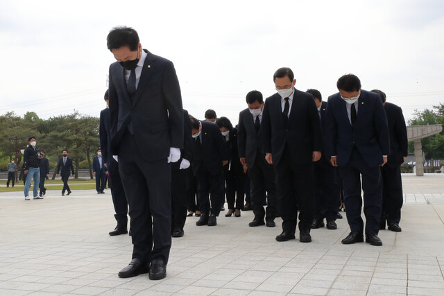 김기현 국민의힘 당 대표 권한대행 겸 원내대표가 지난 7일 광주 북구 국립 5·18 민주묘지를 당직자 등과 함께 참배하고 있다. 연합뉴스