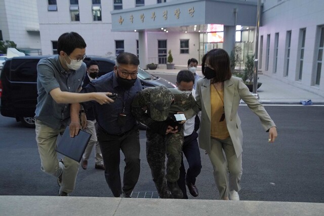 2일 오후 공군 이아무개 중사 성추행 사건 피의자인 장아무개 중사가 구속영장 실질심사를 받으려고 서울 용산 국방부 군사법원으로 들어서고 있다. 구속영장은 이날 밤 발부됐다. 국방부 제공