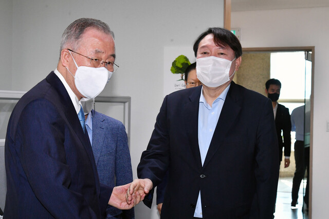 윤석열 전 검찰총장이 지난 15일 서울 종로구 반기문재단 사무실을 방문해 반기문 전 유엔 사무총장을 예방하고 있다. 공동취재사진