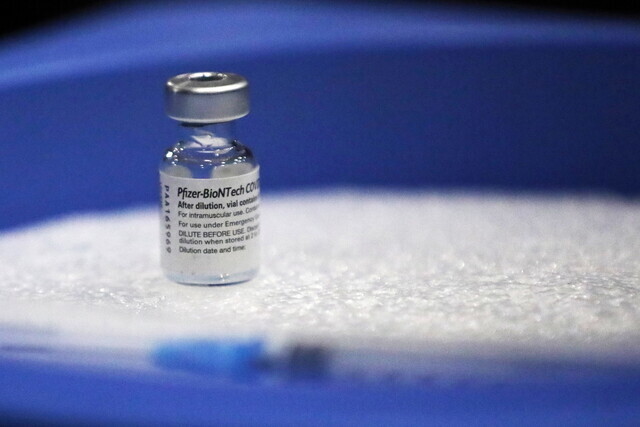 코로나19를 예방하는 화이자 백신. &lt;한겨레&gt; 자료 사진