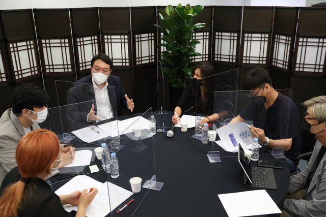 윤석열 전 검찰총장이 22일 서울 종로구 ‘국민캠프’ 사무실에서 자영업 비상대책위원회 관계자들과 간담회를 하고 있다. 윤 전 총장 캠프 제공