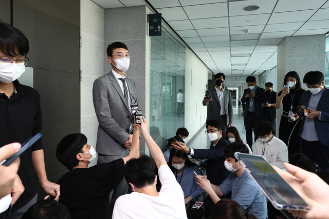 고위공직자범죄수사처가 10일 윤석열 전 검찰총장의 ‘고발 사주’ 의혹과 관련 국민의힘 김웅 의원의 의원회관 사무실을 압수수색하자, 김 의원이 사무실 앞에서 입장을 밝히고 있다. 공동취재사진
