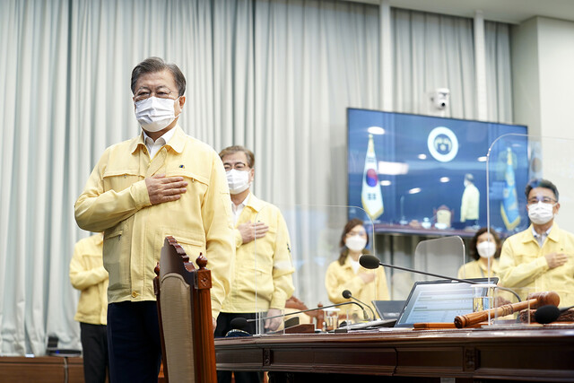 문재인 대통령이 14일 국무회의에 앞서 국민의례를 하고 있다. 청와대 제공