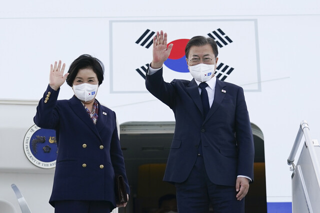 문재인 대통령과 김정숙 여사가 21일(현지시각) 미국 JFK 국제공항에서 하와이로 떠나기 위해 공군1호기에 올라 손을 흔들어 인사하고 있다. 연합뉴스