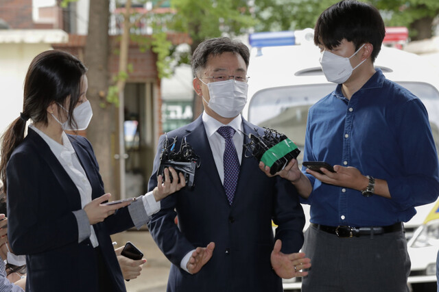 대장동 개발사업에서 막대한 배당을 챙겨 특혜 논란을 빚은 화천대유자산관의 최대 주주 김만배씨(가운데)가 27일 오전 조사를 받기 위해 서울 용산경찰서에 출석하면서 기자들의 질문에 답변하고 있다. 김명진 기자 littleprince@hani.co.kr