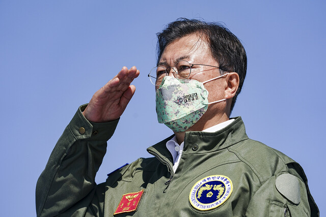 문재인 대통령이 1일 경상북도 포항시 영일만에 위치한 해군 대형수송함 ‘마라도함’ 함상에서 열린 국군의날 기념식에서 경례를 받고 있다. 청와대 제공