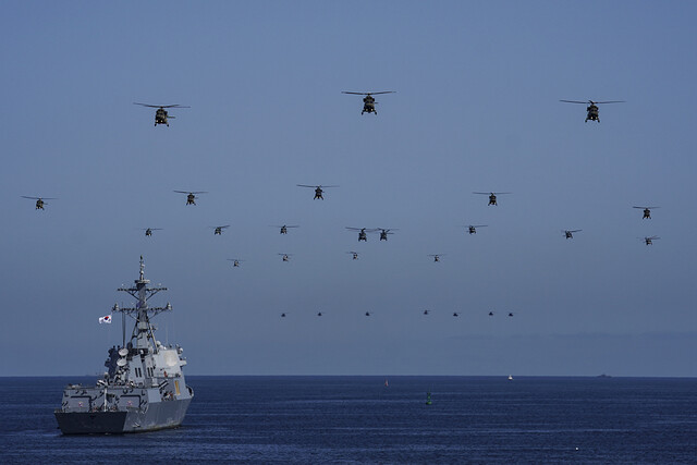 1일 국군의날 기념식에서 아파치 공격헬기(AH-64) 12대·상륙기동헬기 마린온(MUH-1) 6대·다목적 기동헬기 블랙호크(UH-60) 6대·기동헬기 수리온(KUH-1) 12대 등 군의 첨단 헬기들이 도구해안을 향해 돌격하고 있다. 청와대 제공