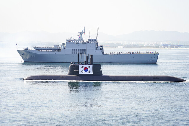 전략무기인 SLBM(잠수함발사탄도미사일)이 장착된 해군 도산안창호함이 1일 국군의날 기념식에서 국민의례를 위해 대형 태극기를 달고 포항 영일만으로 들어오고 있다. 청와대 제공