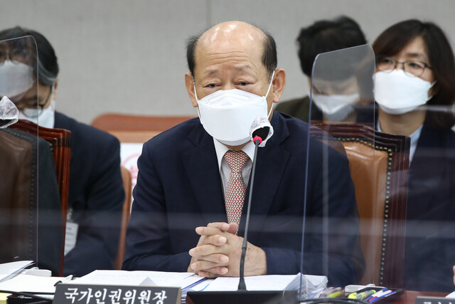 송두환 국가인권위원회 위원장이 27일 국회에서 열린 운영위원회 국가인권위원회에 대한 국정감사에서 답변하고 있다. 연합뉴스