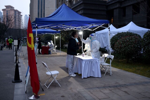 봉쇄 조처가 내려진 중국 산시성 시안의 한 주거단지에서 주민이 코로나19 핵산검사를 받고 있다. 시안/AFP 연합뉴스