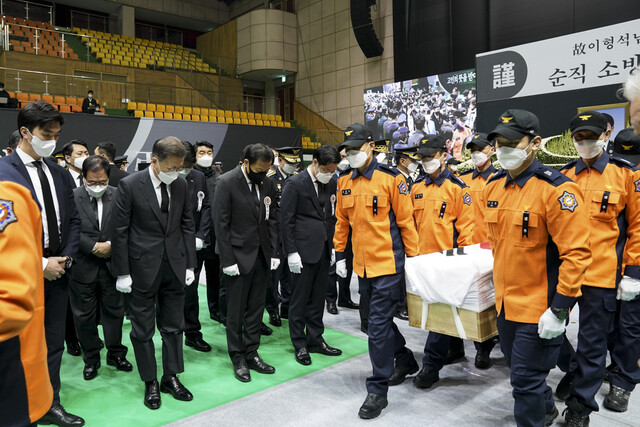 문재인 대통령이 8일 오전 경기도 평택시 이충문화체육센터에서 엄수된 경기도 순직 소방공무원 영결식에서 운구행렬을 향해 묵념하고 있다. 청와대 제공