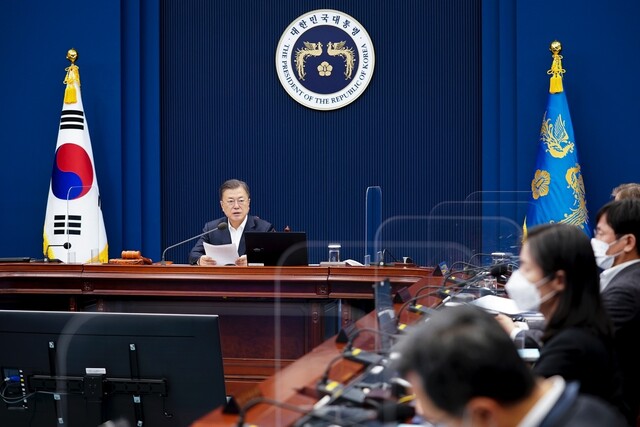 문재인 대통령이 8일 청와대에서 국무회의를 주재하고 있다. 청와대 제공