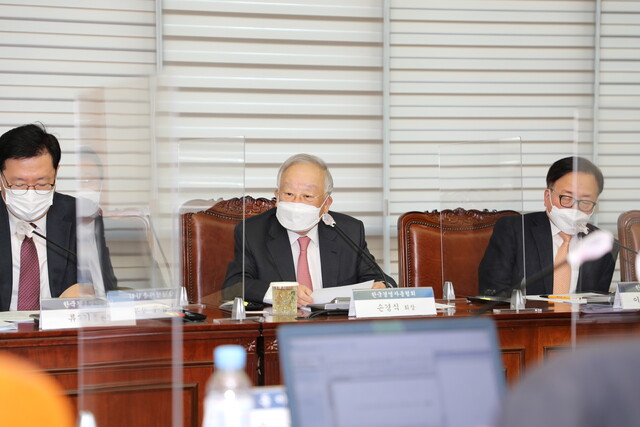 손경식 한국경영자총협회 회장이 10일 서울 마포구 경총회관에서 열린 기자간담회에서 기자들의 질문에 답하고 있다. 경총 제공