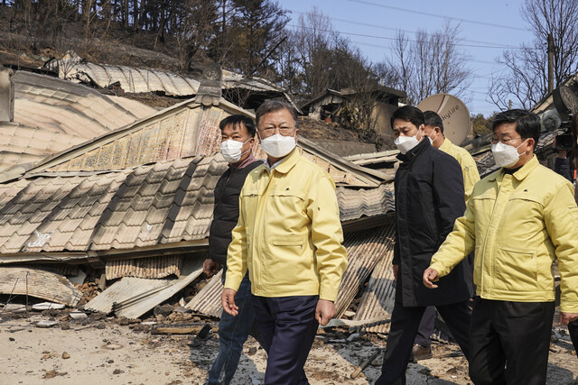 문 대통령이 산불피해가 많은 경북 울진군 북면 신화2리를 찾아 피해현장을 둘러보고 있다. 청와대 제공