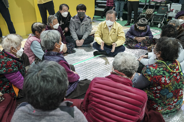 문재인 대통령이 6일 경북 울진국민체육센터를 찾아 산불피해 주민들과 이야기를 나누고 있다. 청와대 제공