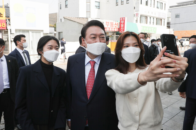 윤석열 대통령 당선자가 지난 16일 서울 종로구 통의동에서 시민들과 셀카를 촬영하고 있다. 공동취재사진