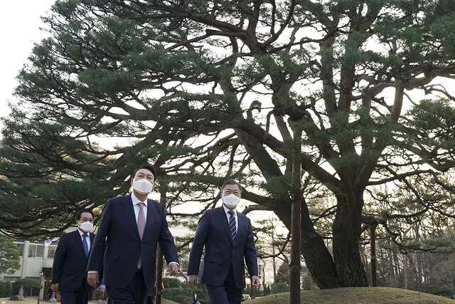 문재인 대통령과 윤석열 당선자가 28일 만찬 장소인 상춘재를 향해 녹지원을 함께 가로지르고 있다. 청와대 제공