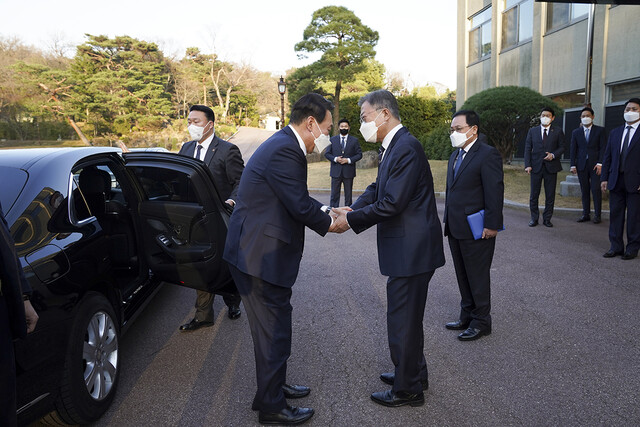 문재인 대통령이 28일 저녁 청와대를 찾은 윤석열 당선자와 악수를 나누고 있다. 청와대 제공