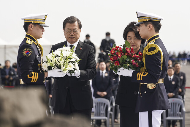 문재인 대통령과 김정숙 여사가 지난 2020년 4월3일 제주에서 열린 4·3 희생자 추념식에 참석한 모습. 청와대 제공