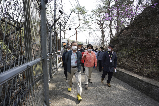 문 대통령과 김정숙 여사가 5일 청와대 뒤편 북악산 남측면 등산로를 오르고 있다. 청와대 제공