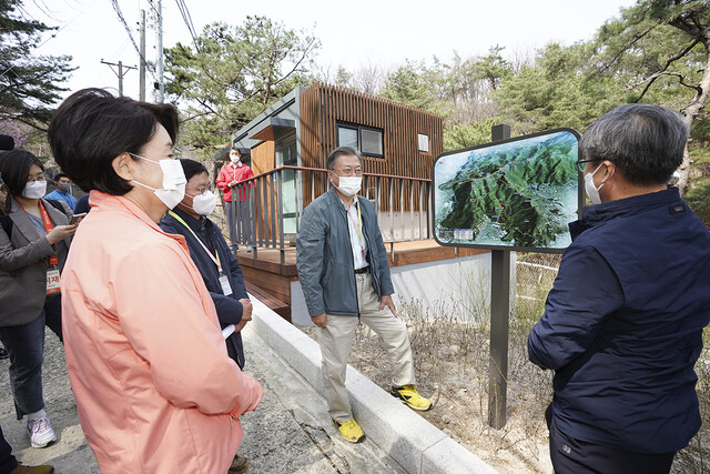 문재인 대통령이 5일 북악산 남측면 개방에 앞서 산행을 하며 둘러봤다. 청와대 제공