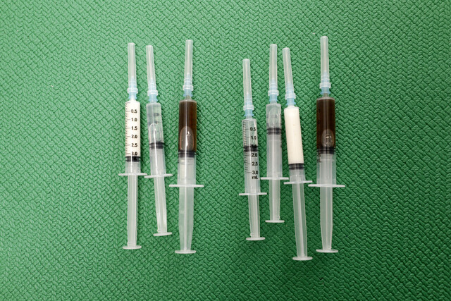 소아기에 발생하는 뇌전증 중 가장 심한 형태의 레녹스·가스토 증후군을 앓고 있는 두준이가 먹는 약. 하루 오전에 3개, 오후에 4개의 약을 먹는다. 정확한 양을 투약해야 해서 주사기를 이용한다. 광주/김명진 기자 littleprince@hani.co.kr