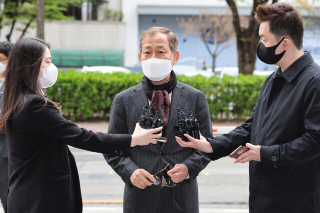 김인철 사회부총리 겸 교육부 장관 후보자가 14일 오전 서울 영등포구 한국교육시설안전원에 마련된 인사청문회 준비 사무실로 출근하면서 취재진의 질문에 답하고 있다. 연합뉴스