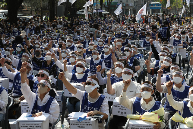 전국장애인부모연대 회원 등 550여명이 발달장애인에 대한 24시간 지원체계 구축을 촉구하며 삭발식 및 결의대회를 19일 오후 서울 종로구 효자치안센터 인근에서 열고 구호를 외치고 있다. 김혜윤 기자 unique@hani.co.kr