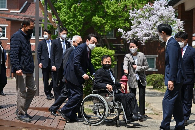 윤석열 대통령 당선자가 19일 서울 용산구 용산가족공원에서 중증장애인, 재난·안전사고 피해 국민들과 만나 점심을 먹기 위해 이동하고 있다. 대통령직 인수위원회 제공