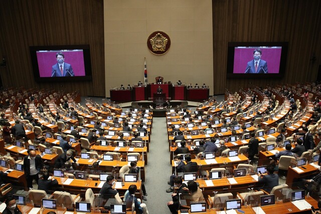 권성동 국민의힘 원내대표가 27일 검찰 수사-기소권 분리 법안 처리를 위해 열린 국회 본회의에서 필리버스터(무제한 토론)를 하고 있다. 공동취재 사진