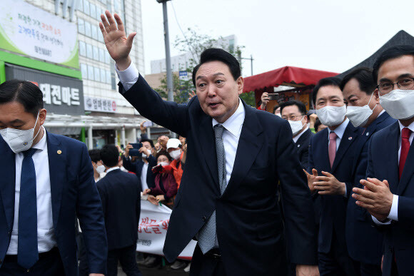 윤석열 대통령 당선자가 지난 28일 대전광역시 중앙시장을 방문해 시민들에게 인사하고 있다. 공동취재사진