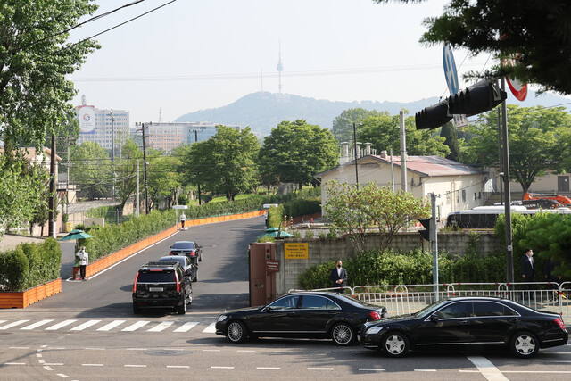 윤석열 대통령의 출근 차량 행렬이 11일 아침 8시31분 서울 용산구 이촌역 인근 출입구(미군기지 13번 게이트)로 대통령실에 들어가고 있다. 연합뉴스